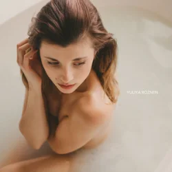 封面 ЮЛІЯ РÓЗНЕН - У воді