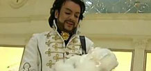 “圣诞老人”柯克洛夫将在圣诞节探望女儿。