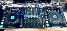 Pioneer CDJ-1000 和 DJM-800 如何改变了 DJ 的世界