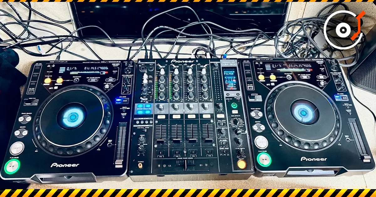 Pioneer CDJ-1000 和 DJM-800 如何改变了 DJ 的世界